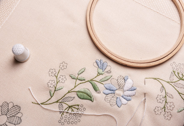 刺绣。布料、线、顶针、刺绣箍。特写镜头图片下载