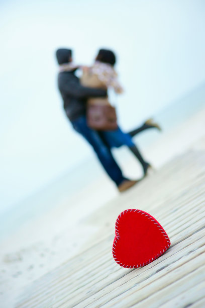 心在路上，以男人和女人为背景图片下载