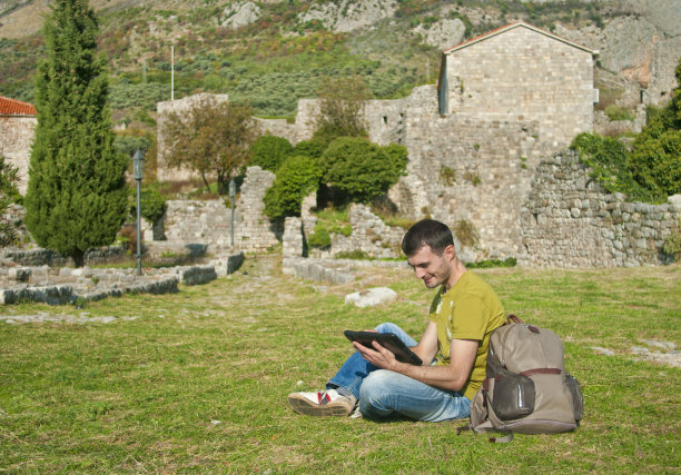 草地上放着药片的人图片下载
