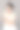 美丽优雅的女人穿着白色连衣裙，戴着珠宝图片下载