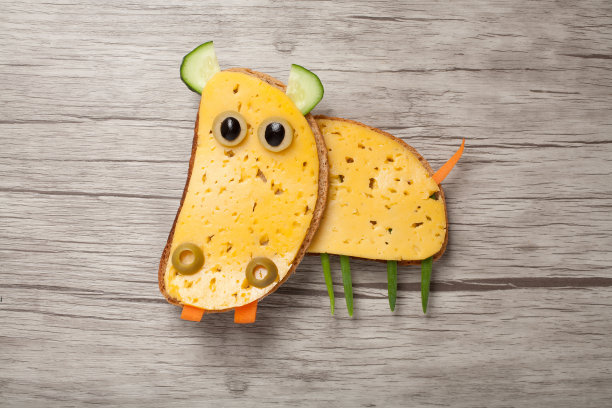 奶酪和面包在木头上做成的河马图片下载