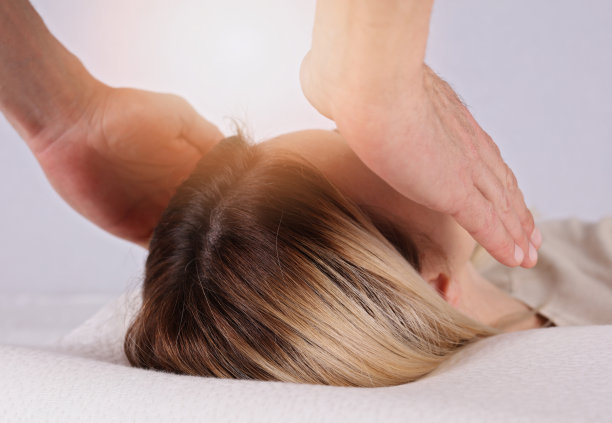 迷人的年轻女子正在进行灵气治疗图片下载