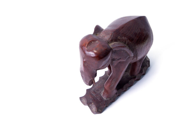 木雕大象孤立在白色背景上图片下载