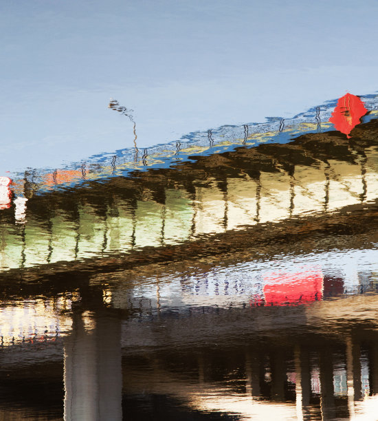 城市在水中的倒影图片下载