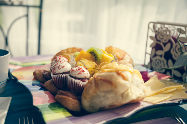 美味的早餐在餐桌上图片下载
