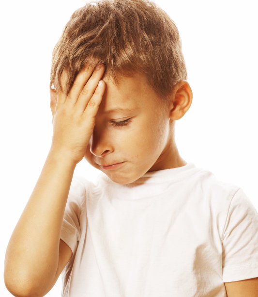 可爱的金发小男孩累了，伤心了，近距离孤立了图片下载