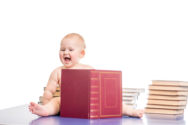 小女孩被书包围着图片下载