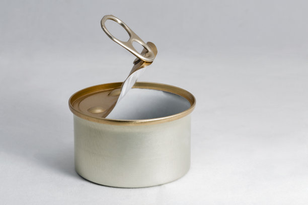 白色背景上的宠物食品空罐图片下载