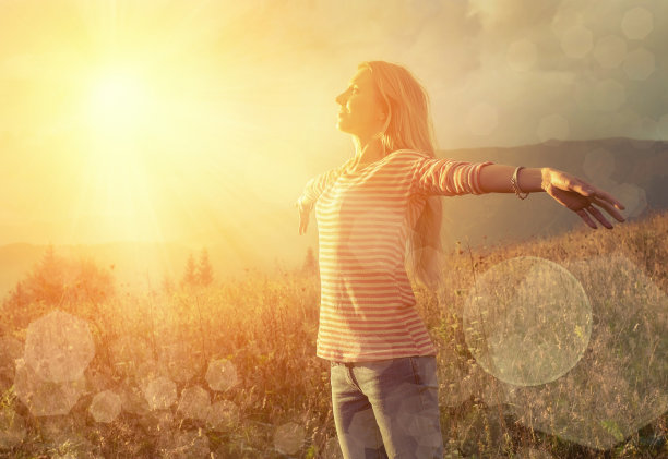 女人待在阳光下的日落图片下载