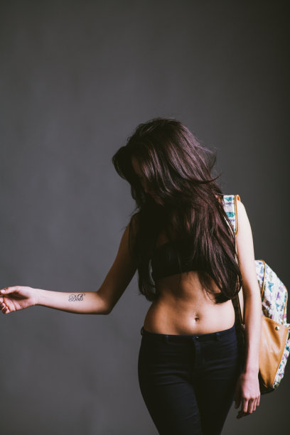 长着雀斑的背包客图片下载