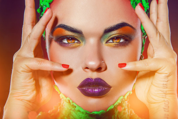 性感的白种女人猫眼和创造性的化妆素材图片