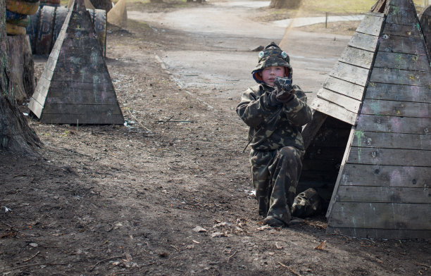 小男孩在激光枪战游戏中玩枪。图片下载