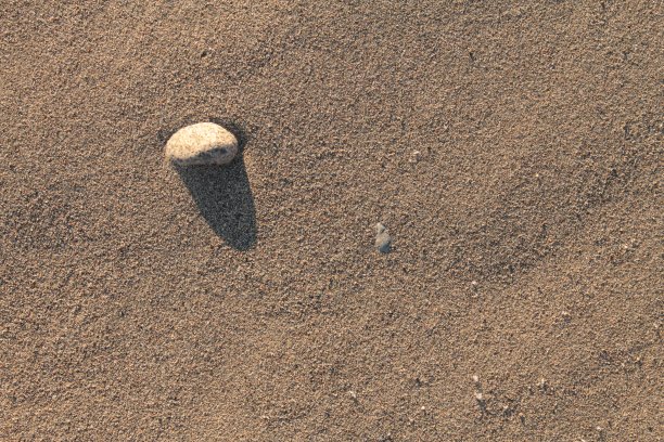 沙子里的石头图片下载