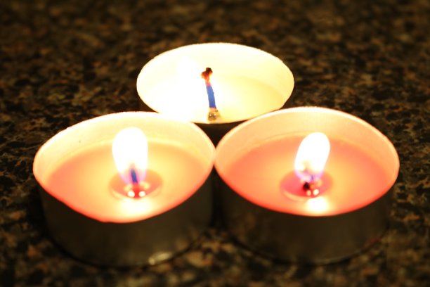 3支蜡烛燃烧的美丽形象图片下载