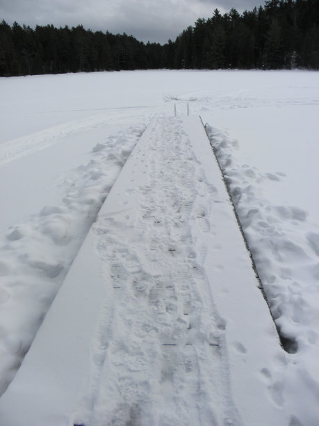 码头和梯子在冬天。图片下载