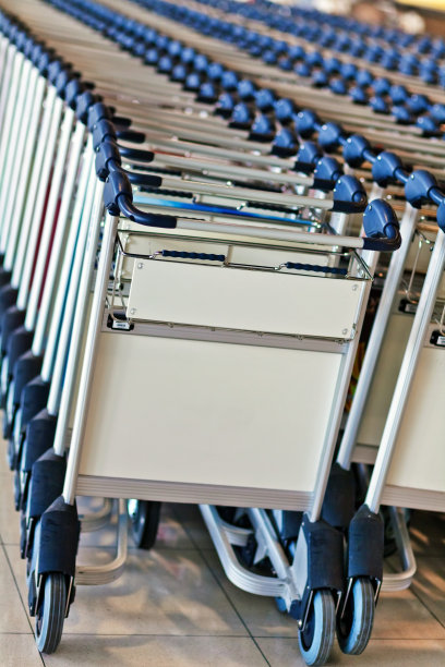 在机场排队的手推车图片下载