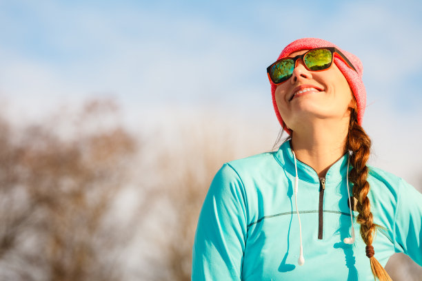 冬季天气寒冷的户外女性健身运动模特图片下载