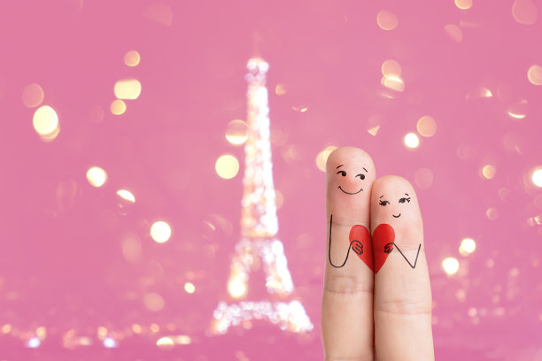 手指的艺术。恋人拥抱着，捧着一颗红红的心。巴黎图片下载