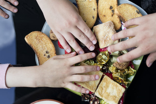 儿童手拿糖果图片下载