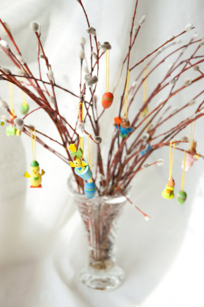 用柳条装饰复活节人物图片下载