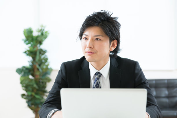 日本商人使用笔记本电脑图片下载