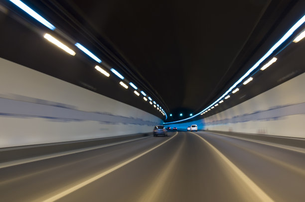 夜间驾驶模糊隧道灯光图片下载