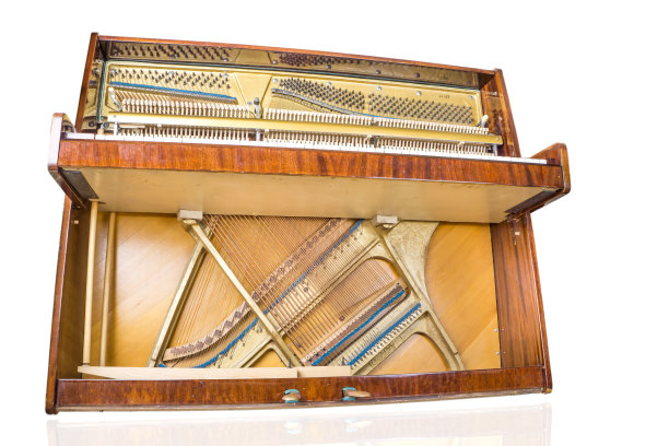 打开立式钢琴孤立在白色图片下载