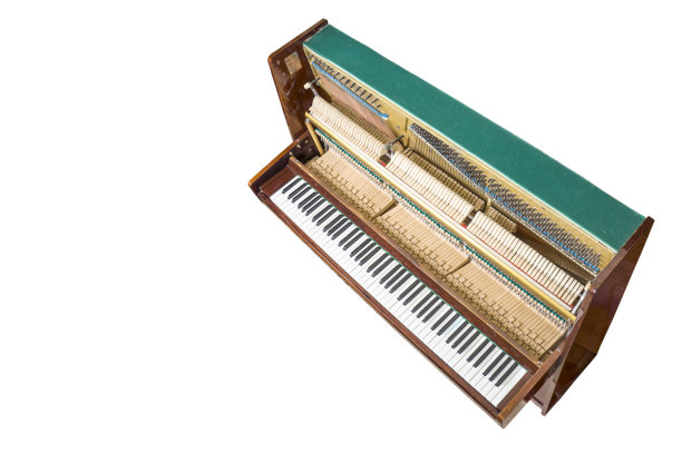 打开立式钢琴孤立在白色图片下载