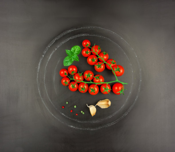 蔬菜在盘子上画。黑色背景图片下载