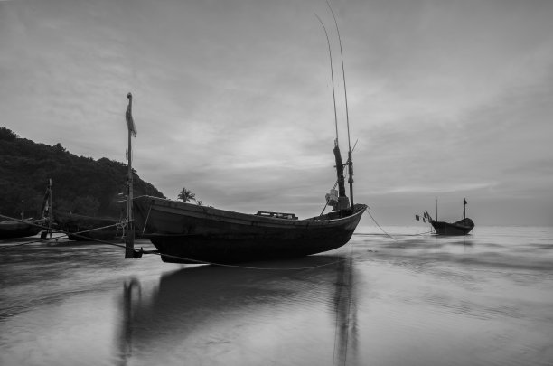 沿海渔船停泊着夕阳图片下载