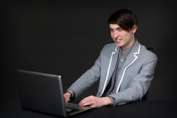 年轻的商人在电脑前工作图片下载