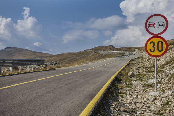 高山弯道有路标图片下载