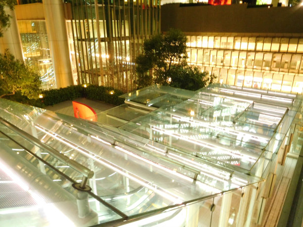 电梯上闪闪发光的玻璃天花板就像橱窗一样图片下载