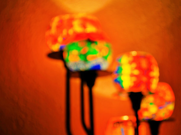 模糊的眼镜。温暖的光。图片下载