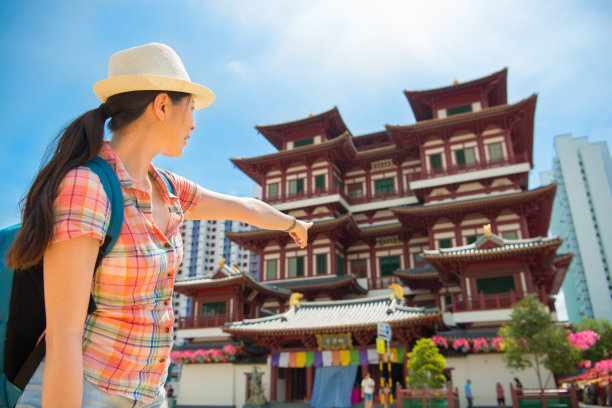 快乐亚洲女人在新加坡旅游，佛牙舍利寺图片下载