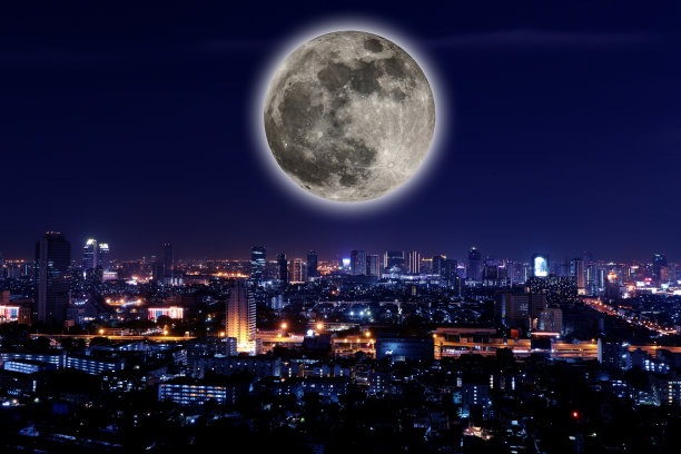 月圆之夜的风景城市。图片下载