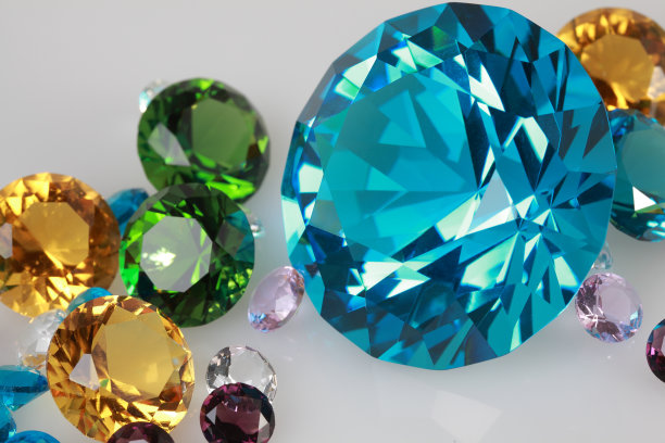 白色背景上耀眼的钻石图片下载