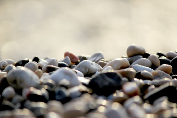 海滩上的湿卵石图片下载