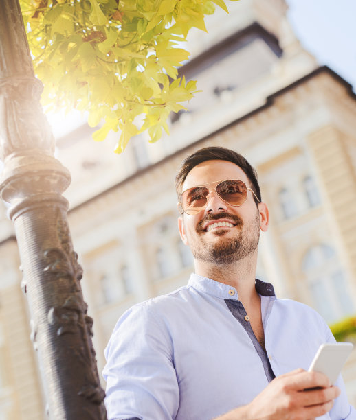 一个拿着智能手机的年轻人的肖像图片下载