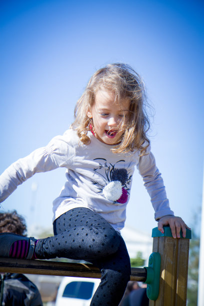 女孩在操场上玩得开心图片下载
