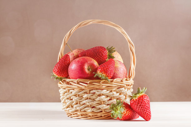 有苹果和草莓的静物画。复古风格图片下载