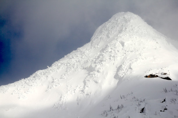 阳光明媚的山峰图片下载