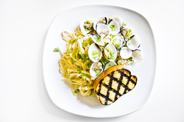 蛤蜊扁面和大蒜吐司图片下载