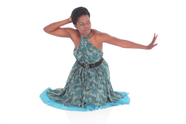 穿着蓝色裙子跳舞的非洲女性图片下载
