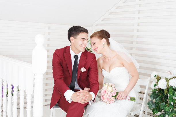 相亲相爱的新郎和美丽的新娘在一起幸福美满图片下载