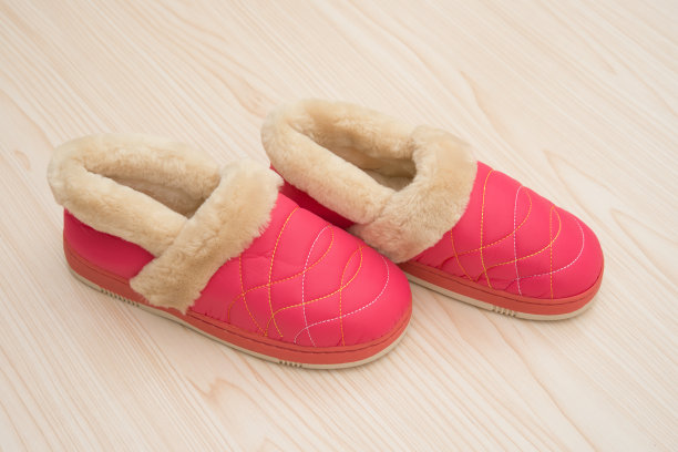 一双粉色的鞋，适合穿在木头上的女士图片下载