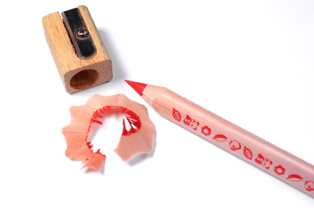 鲜红色的铅笔和磨刀器图片下载