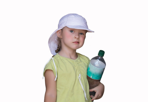 小女孩带着怀疑的表情图片下载