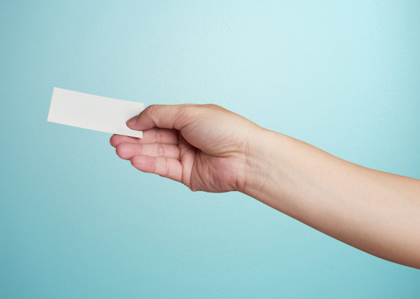 成年人手里拿着空白卡片，图片下载
