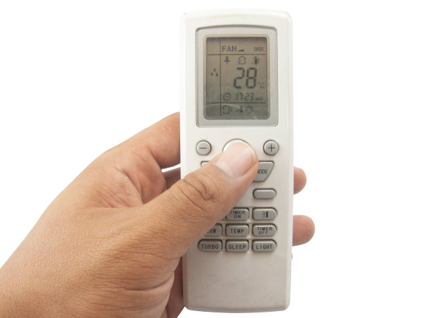 手里拿着一个空调遥控器图片下载